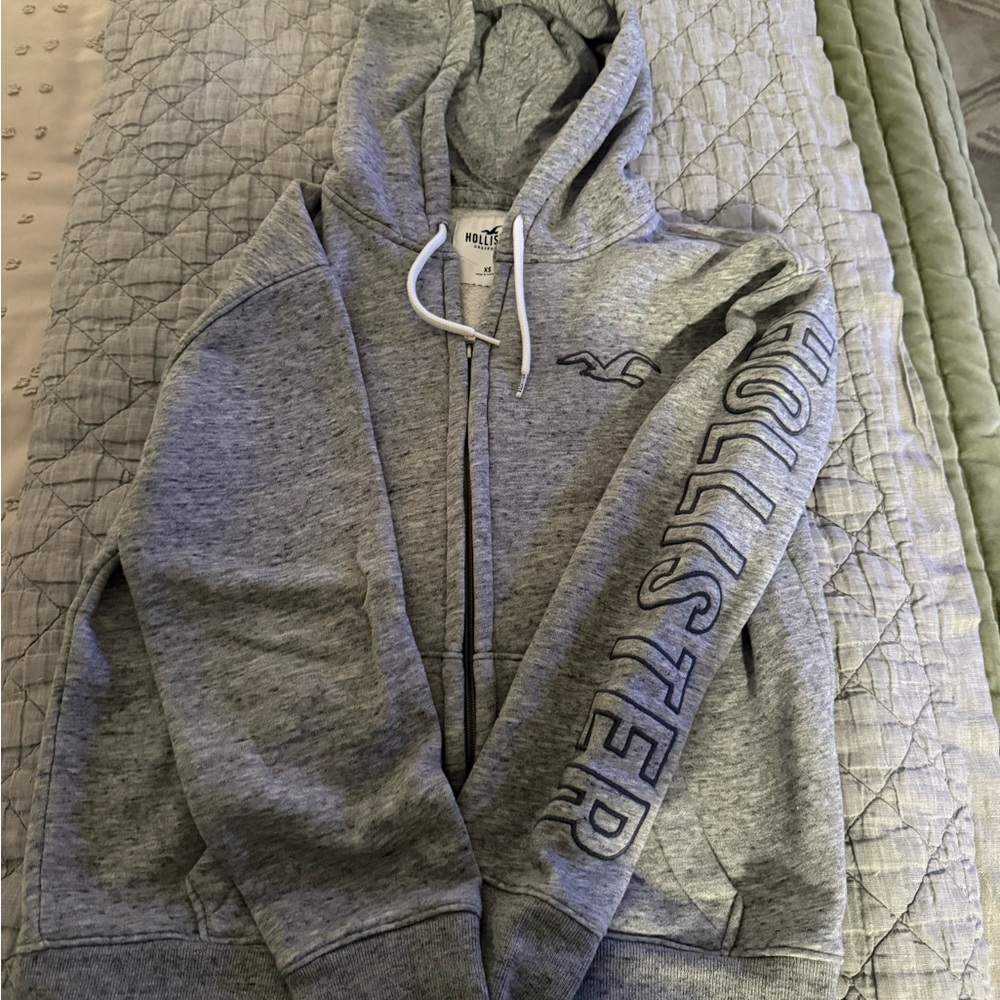 Hollister Men's Gray Hoodie Sweater